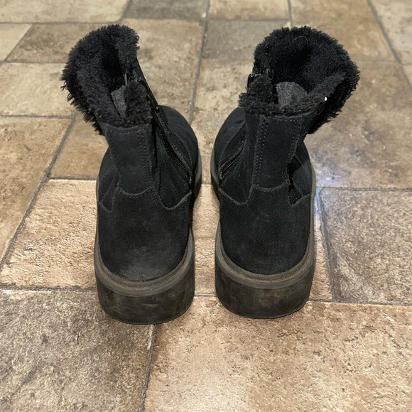 Clarks Size 7 - Picture 4 of 7